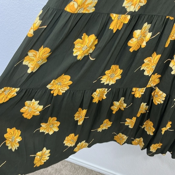 Madewell Button-Front Tier Dress in Fall Flowers size XS
Effie Floral Olive - Picture 9 of 12